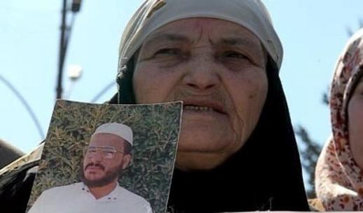 الدقامسة يفطر مع عائلته في رمضان