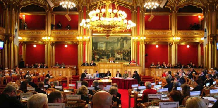 بالفيديو.. زعيمة سياسية نرويجية تطارد البوكيمون