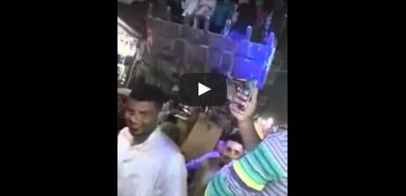 عروسان مصريان يقيمان (الزفة) على جرافة