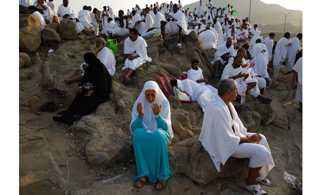 حكايا الحرب والمعاناة تحضر بين الحجاج