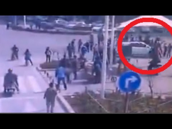 بالفيديو: مسؤول صيني سابق يدهس 12