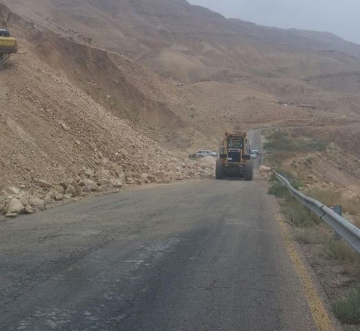 أعمال صيانة لطريق وادي الموجب وإزالة
