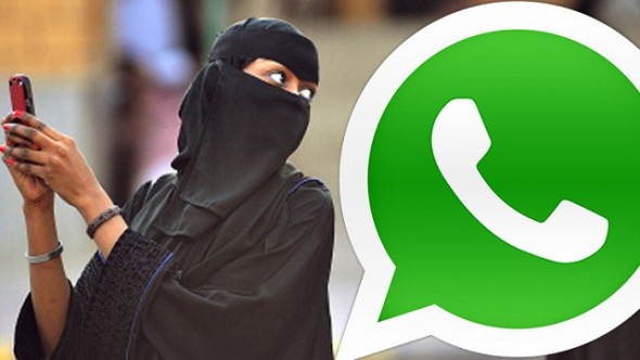 نقاش في الواتساب يجبر أبا للموافقة