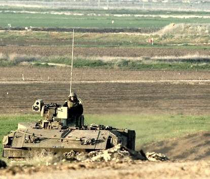 الاحتلال يتوغل جنوب القطاع ويطلق منطادا