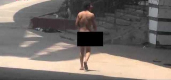 رجل عار في شارع بإربد