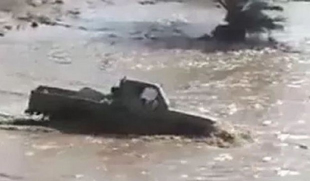 مغامر يتحدى السيول ويحاول عبور أحد