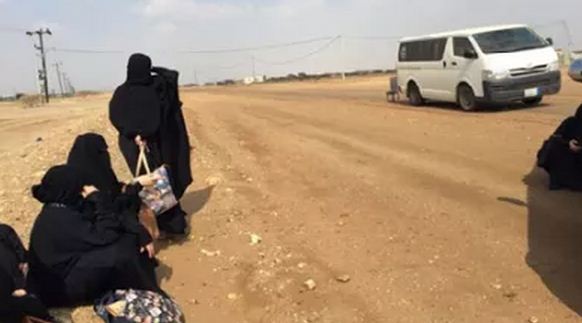 معلمة تتحكم بمقود السيارة بعد موت