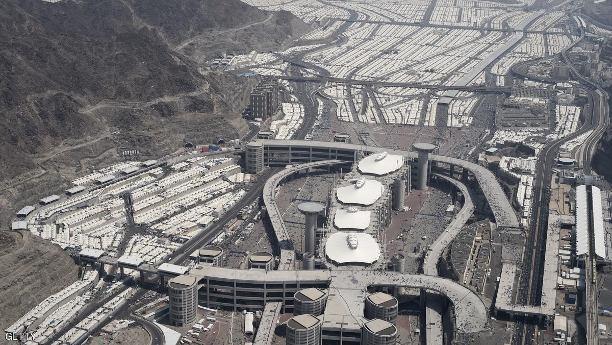 ضيوف الرحمن يؤدون مناسك يوم النحر