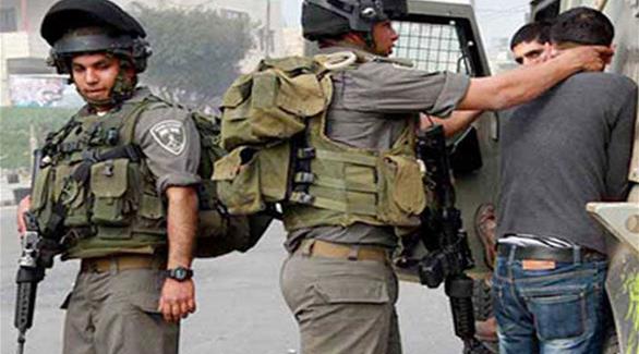 قوات إسرائيلية تعتقل 10 فلسطينيين في