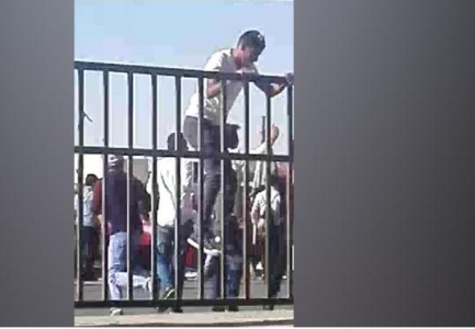 توقيف 8 طلاب أغلقوا شارعا ورشقوا
