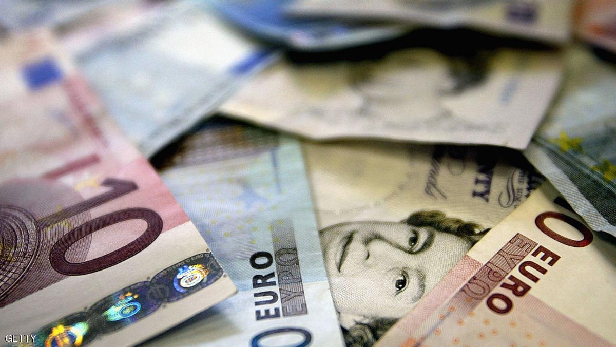 الاسترليني يهبط إلى أدنى مستوى في