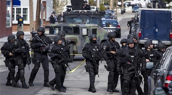 غواصون يبحثون في بحيرة عن أدلة