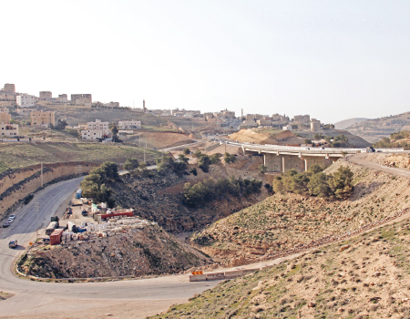 مداخل جسر الثنية الكرك تشكل خطرا