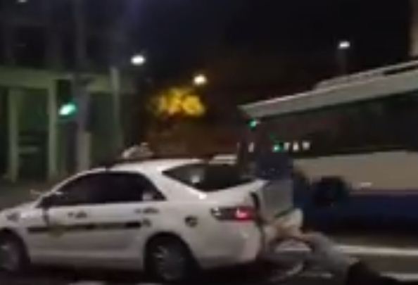 بالفيديو: شاب يتعلق بسيارة من الخلف