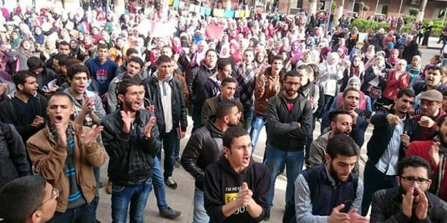 طلبة (الأردنية) يعاودون الاعتصام المفتوح