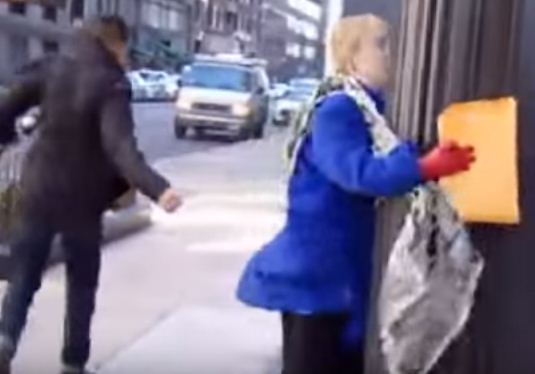 بالفيديو: مذيع ينقذ مسنة كادت أن