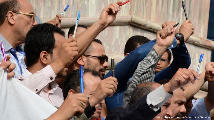 احتجاز ثلاثة من قادة نقابة الصحفيين