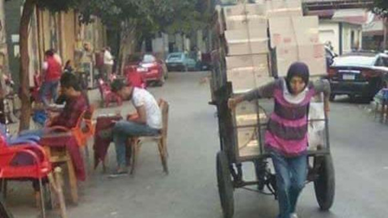 قصة الصورة التي هزت مشاعر المصريين