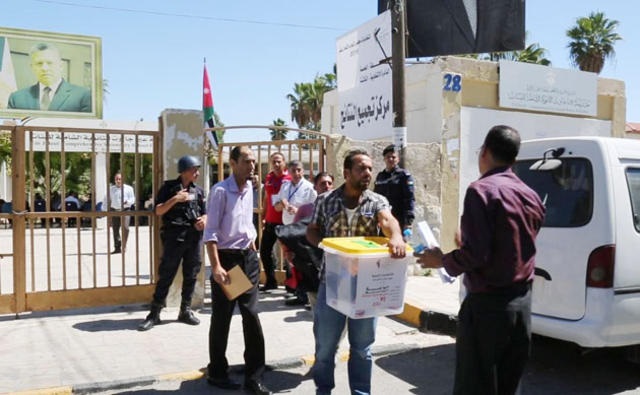فتح مراكز الاقتراع أمام الناخبين للإدلاء