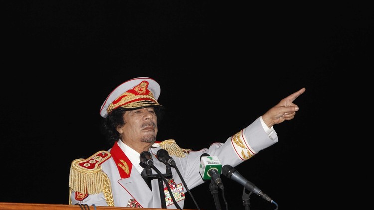 دقيقتان في الخلاء مع القذافي ..