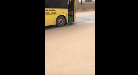 فيديو.. طفل يتدلى من باص مدرسي