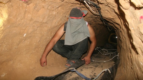 استشهاد شاب بانهيار نفق في غزة