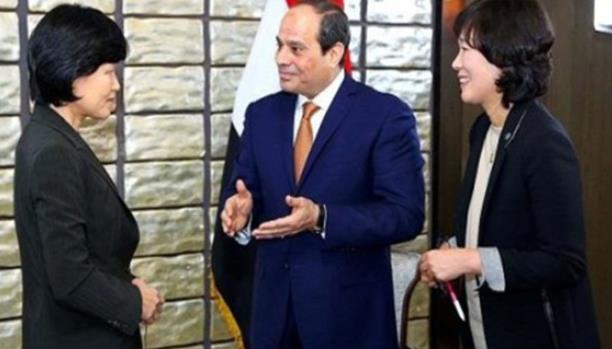 السيسي لمذيعة كورية: أنا عسكري مش