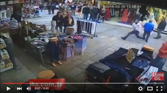 بالفيديو: بائع تركي يعتدي بوحشية على