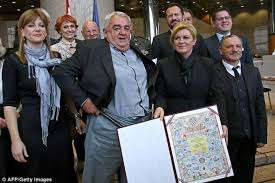 سقط سرواله أمام رئيسة بلاده (