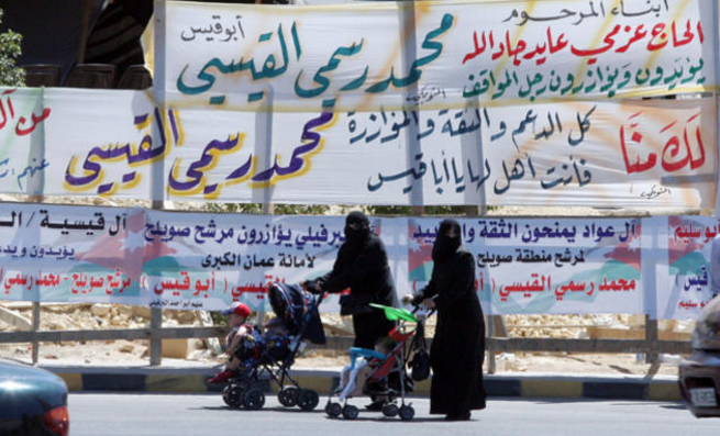 الحكومة تدعو للتقيد بالقانون في بث