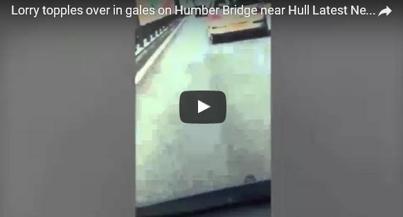 بالفيديو: انقلاب شاحنة على جسر مرتفع