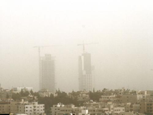 رياح مثيرة للغبار وأمطار محدودة محتملة