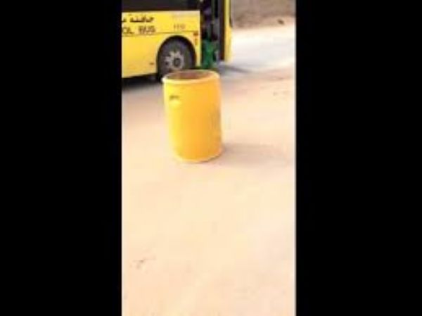 طفل يتدلى من حافة باص مدرسي