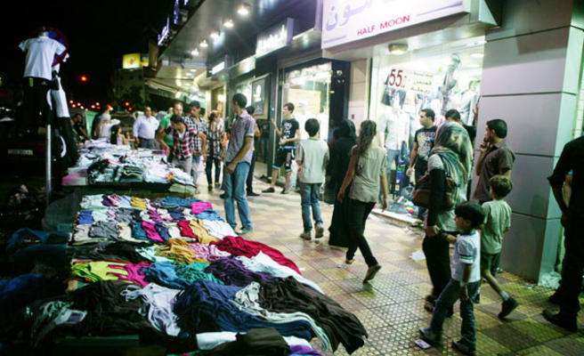 تجارالألبسة متفائلون مع توجه الحكومة لخفض