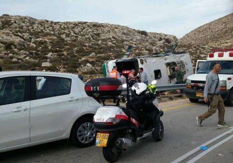 مقتل اسرائيلية واصابة العشرات بانقلاب حافلة