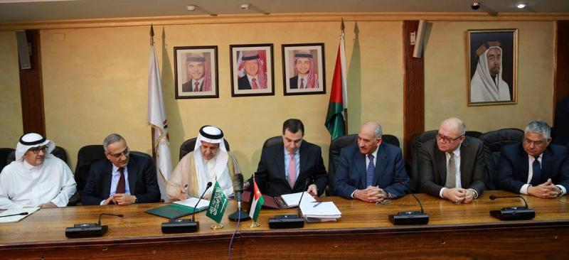 الحكومة توقع اتفاقيات منح وقروض بقيمة