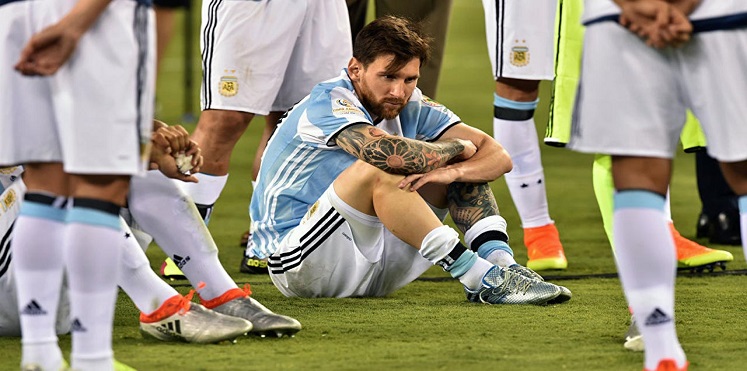 مارادونا يحث ميسي على التراجع عن