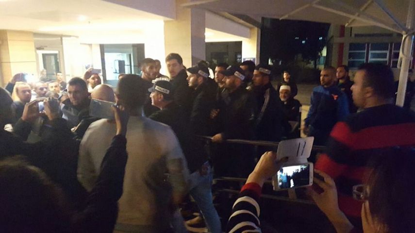 الاحتلال يعتقل 3 متضامنين مع القيق