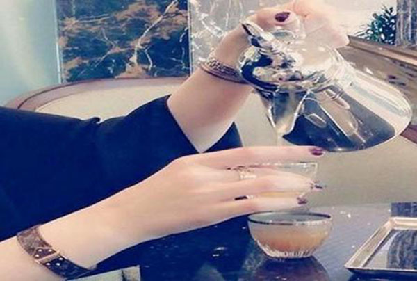دلة قهوة وبيت شعر يتسبب بدفع