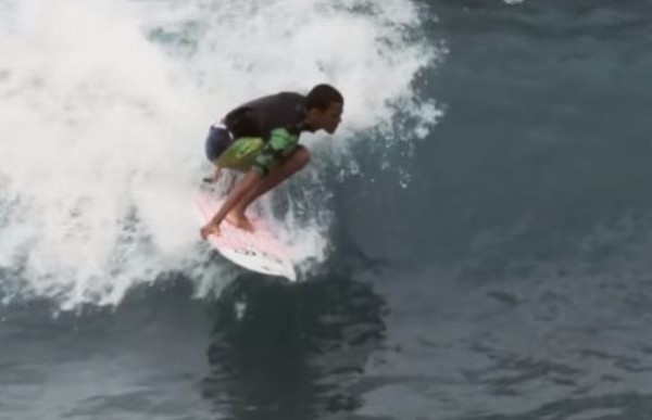 فيديو: برازيلي فاقد للبصر يركب الأمواج