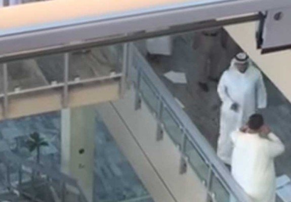 لحظة إنقاذ شاب كويتي حاول الانتحار