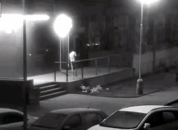 بالفيديو: رجل مستذئب يهاجم الناس والسيارات