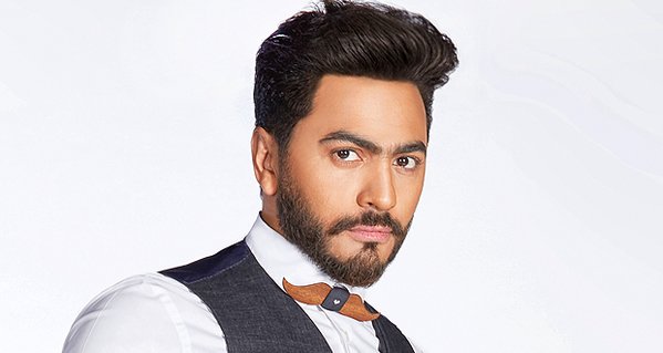 بالفيديو: تامر حسني يحتفل بوصوله لـ