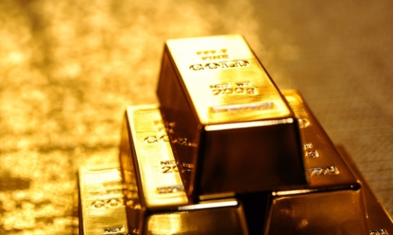 (المعدن النفيس ) يتجاوز 1300 دولار