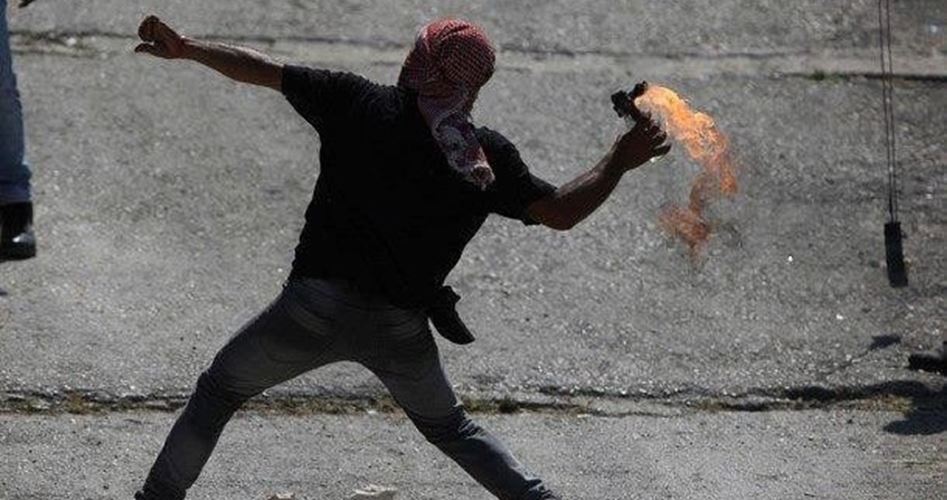 إلقاء 3 حارقات على حافلتين للمستوطنين